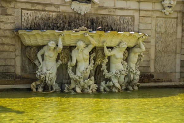 Viena, Áustria: Um palácio barroco Belvedere é um complexo histórico em Viena, composto por dois palácios barrocos com um belo jardim entre eles . — Fotografia de Stock