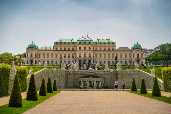 Viena, Áustria. Palácio Belvedere Superior com reflexão na fonte de água . — Fotografia de Stock