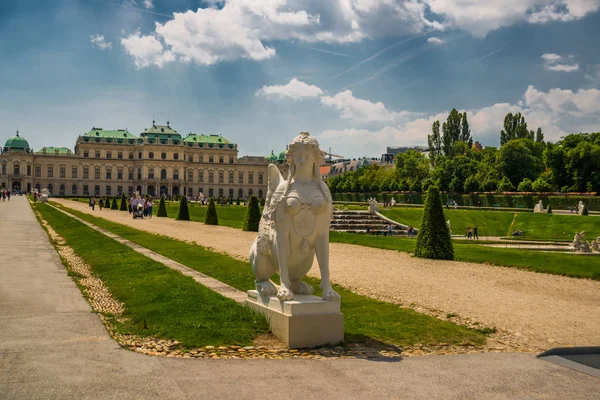 Viena, Áustria. Palácio Belvedere Superior com reflexão na fonte de água . — Fotografia de Stock