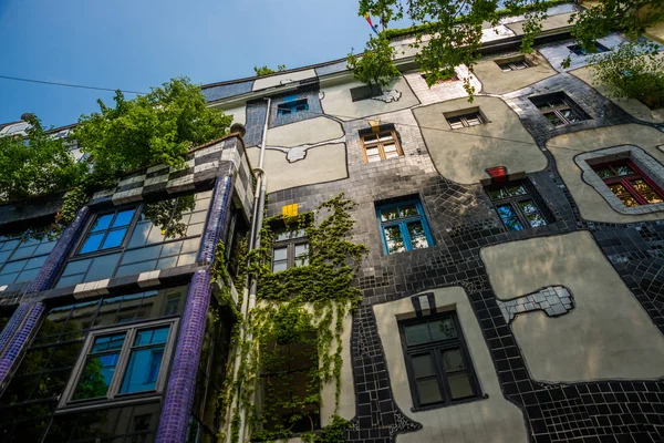 Wiedeń, Austria: Kunst Haus Cafe słynny budynek i Muzeum architekta Hundertwasser w Wiedniu — Zdjęcie stockowe