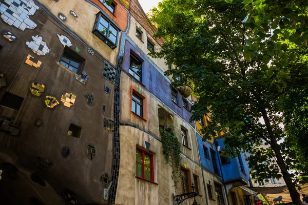 Vista da casa Hundertwasser em Viena, Áustria. Hundertwasserhaus apartamento casa é famosa atração Viena, Áustria — Fotografia de Stock