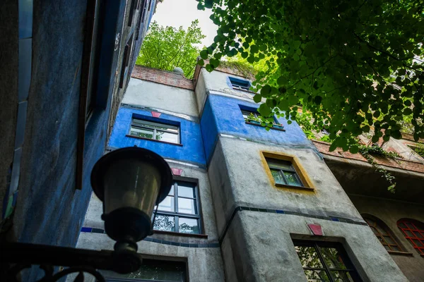 Dom Hundertwasser w Wiedniu, Austria. Piękny niezwykły dom jest jedną z głównych atrakcji — Zdjęcie stockowe