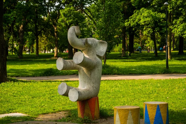 Вена, Австрия: Памятник слону в парке летом — стоковое фото