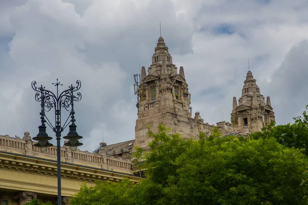 Budapest, Hungría: Hermoso edificio en el casco antiguo. Fragmento de la fachada contra el cielo . — Foto de Stock