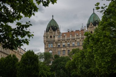 Budapeşte, Macaristan: Özgürlük meydanında güzel bir bina. Gökyüzüne karşı cephe parçası.