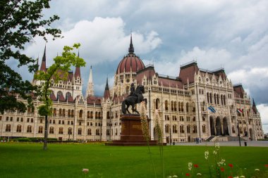 Budapeşte, Macaristan: Macar asilzade ve lider Francis Ii Rakoczi'nin Budapeşte'deki Parlamento binasının önünde binicilik atı ve binici heykeli