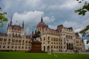 Budapeşte, Macaristan: Macar asilzade ve lider Francis Ii Rakoczi'nin Budapeşte'deki Parlamento binasının önünde binicilik atı ve binici heykeli