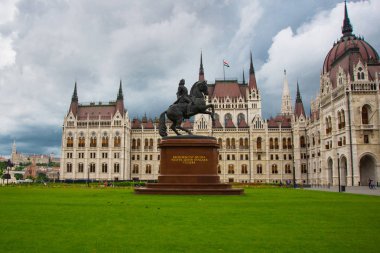 Budapeşte, Macaristan: Macar asilzade ve lider Francis Ii Rakoczi'nin Budapeşte'deki Parlamento binasının önünde binicilik atı ve binici heykeli