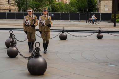 Budapeşte, Macaristan: Macar Parlamento Binası önünde nöbet değiştirme töreni.