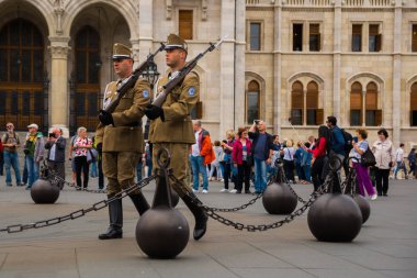 Budapeşte, Macaristan: Macar Parlamento Binası önünde nöbet değiştirme töreni.