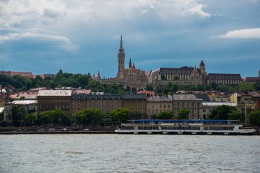 Budapeşte, Macaristan: St. Matthias Kilisesi, Balıkçı Kalesi, Kalvinist Kilisesi'nin Tuna'nın kıyı manzarası