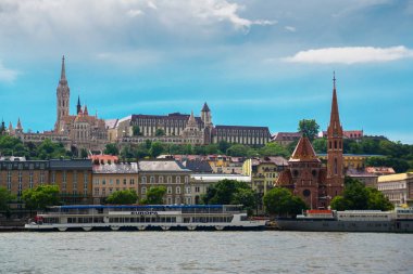 Budapeşte, Macaristan: St. Matthias Kilisesi, Balıkçı Kalesi, Kalvinist Kilisesi'nin Tuna'nın kıyı manzarası