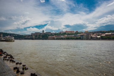 Budapeşte, Macaristan: Tuna Bankası'ndaki Demir Ayakkabılar, Tuna Gezinti Sitalının Pest tarafında bulunan anıttır.