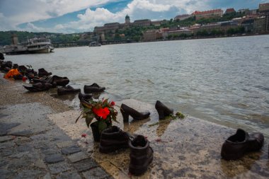 Budapeşte, Macaristan: Tuna Bankası'ndaki Demir Ayakkabılar, Tuna Gezinti Sitalının Pest tarafında bulunan anıttır.