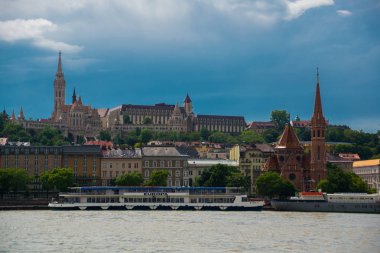 Budapeşte, Macaristan: St. Matthias Kilisesi, Balıkçı Kalesi, Kalvinist Kilisesi'nin Tuna'nın kıyı manzarası
