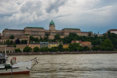 Budapeşte, Macaristan: Buda Kalesi manzarası, Budapeşte'deki tarihi Kraliyet Sarayı. Kale Bölgesi'ndeki Castle Hill'in güney ucundaki tarihi kale ve saray kompleksi.