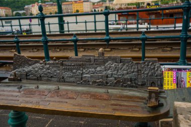 Budapeşte, Macaristan: Buda Kalesi manzarası, Budapeşte'deki tarihi Kraliyet Sarayı. Kale Bölgesi'ndeki Castle Hill'in güney ucundaki tarihi kale ve saray kompleksi.