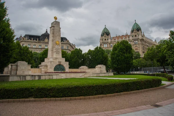 匈牙利布达佩斯:二战期间苏联解放匈牙利的纪念碑,由卡罗利·安塔尔设计,布达佩斯自由广场. — 图库照片