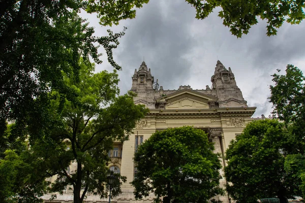 Budapest, Hungary: Beautiful building in Liberty square. Fragment of the facade against the sky. — Stock Photo, Image