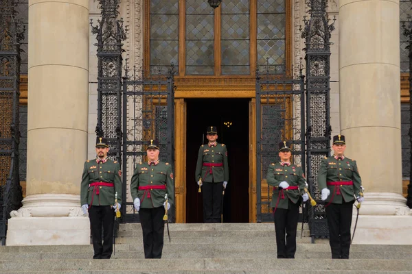 ブダペスト、ハンガリー:ハンガリー国会議事堂前で警備員を変更する式典. — ストック写真