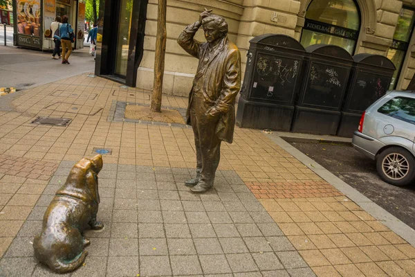 Budapest, Ungern: monument till löjtnant Colombo och hunden. Staty av den berömda skådespelaren av serien. — Stockfoto