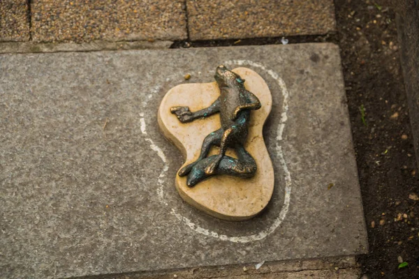 BUDAPEST, HUNGRÍA: Figura miniatura de rana muerta y pistola. Monumento al teniente Colombo y al perro . —  Fotos de Stock