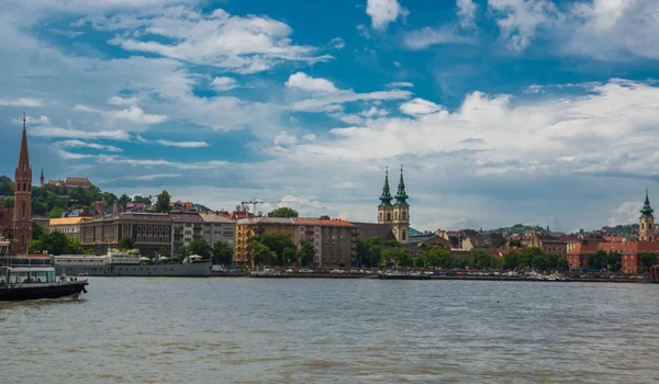 Budapeszt, Węgry: Kościół św Macieja, Baszta rybacka, Kościół Kalwinistowski widok na brzegu Dunaju — Zdjęcie stockowe
