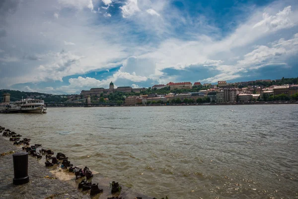 Budapest, ungarisch: Eisenschuhe am Donauufer ist das Denkmal auf der Schädlingsseite der Donaupromenade — Stockfoto