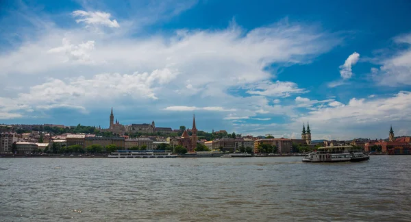 Budapest, Hungría: Iglesia de San Matías, Bastión de Pescadores, Iglesia Calvinista vista de la orilla del Danubio —  Fotos de Stock