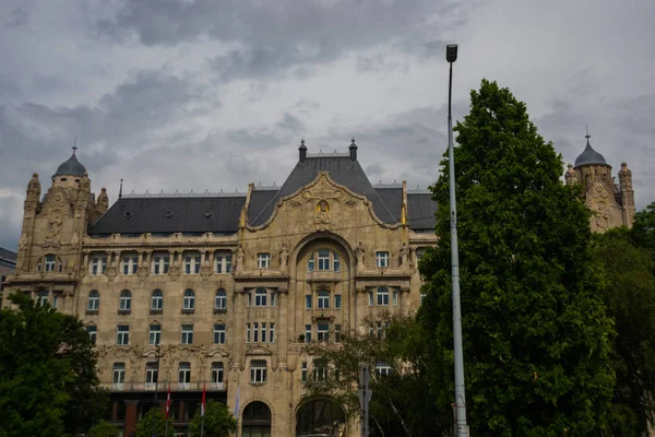 Budapest, Magyarország: gyönyörû épület az óvárosban. Töredéke a homlokzat az ég felé. — Stock Fotó