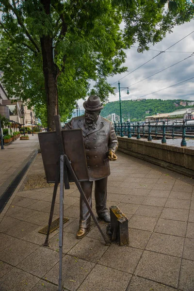 Budapest, Ungern: bronsstaty av den ungerska konstnären Ignac Roskovics, skapad av den ukrainska Mihajlo Kolodko, som ligger vid floden Donau Promenade. — Stockfoto