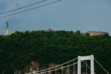Budapeşte, Macaristan: Gellert Tepesi'nde Özgürlük Heykeli veya Özgürlük Heykeli'nin geniş açılı görünümü