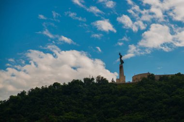 Budapeşte, Macaristan: Gellert Tepesi'nde Özgürlük Heykeli veya Özgürlük Heykeli'nin geniş açılı görünümü