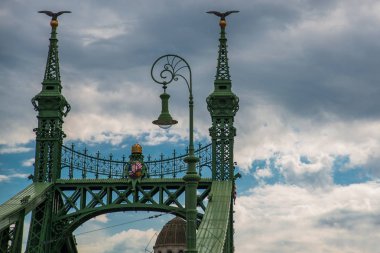 Budapeşte, Macaristan: Macaristan'ın başkenti Budapeşte'de Tuna nehri üzerinde özgürlük köprüsü