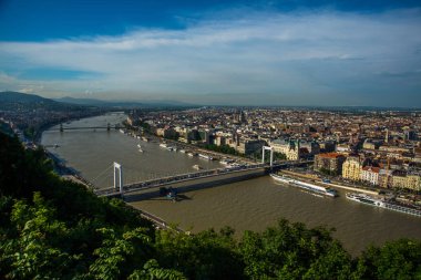 Budapeşte, Macaristan: Buda ve Pest Erzsebet tarafından bağlı veya Akşam Elisabeth Köprüsü. Budapeşte görünümü Editoryal Görüntü