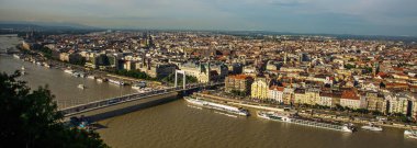 Budapeşte, Macaristan: Buda ve Pest Erzsebet tarafından bağlı veya Akşam Elisabeth Köprüsü. Budapeşte görünümü Editoryal Görüntü