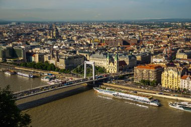 Budapeşte, Macaristan: Macaristan'ın başkenti Budapeşte'de Tuna nehri üzerinde özgürlük köprüsü