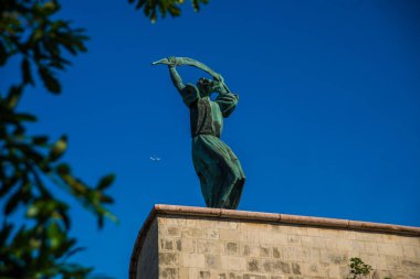 Budapeşte, Macaristan: Gellert Tepesi'nde Özgürlük Heykeli veya Özgürlük Heykeli'nin geniş açılı görünümü