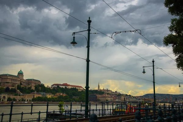 Budapest, ungarisch: blick auf buda castle, den historischen königlichen palast in budapest. historische Burg- und Schlossanlage an der Südspitze des Burgberges im Burgviertel. — Stockfoto