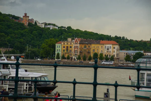 Budapest, Hungary: Beautiful scenery on the old town and the Danube river. — Stock Photo, Image