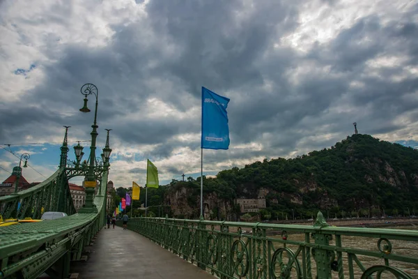 Budapest, Hongrie : Pont de la liberté sur le Danube dans la capitale hongroise Budapest — Photo