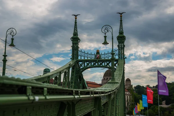 Budapešť, Maďarsko: most Liberty nad řekou Dunaj v maďarském hlavním městě Budapešti — Stock fotografie
