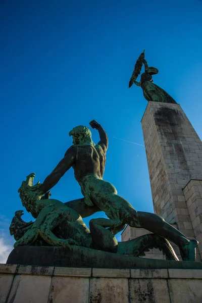 BUDAPEST, HUNGRÍA: Amplia vista angular de la Estatua de la Libertad o Estatua de la Libertad se encuentra en Gellert Hill — Foto de Stock