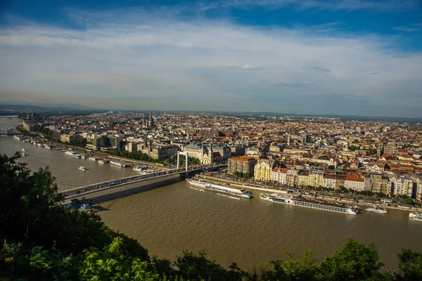 Будапешт, Венгрия: Буда и Пешт, соединенные Эржебетом, спрятались или мост Элизабет вечером. Вид на Будапешт — стоковое фото