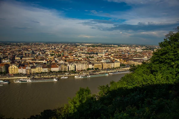 Budapest, Hungría: Hermosa vista superior de la ciudad y el río Danubio. Panorama del casco antiguo desde la colina . — Foto de Stock