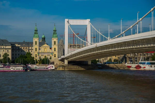 Boedapest, Hongarije: Buda en Pest verbonden door Erzsebet HID of Elisabeth Bridge in de avond. Redactionele afbeelding van Budapest View — Stockfoto