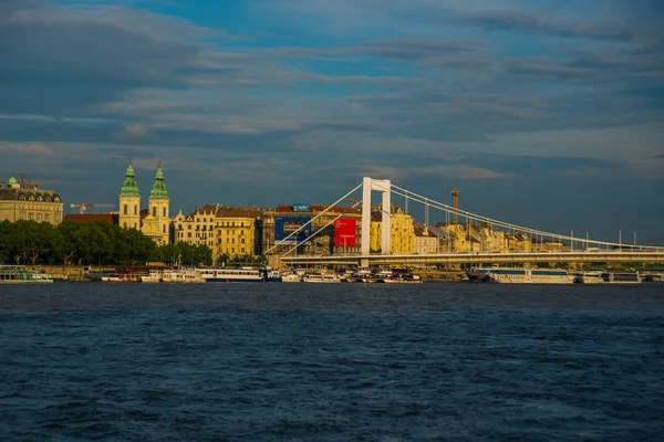 Budapest, Ungheria: Buda e Pest collegati da Erzsebet nascosto o ponte Elisabeth la sera. Editoriale Immagine di Budapest vista — Foto Stock