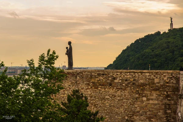 Budapest, Hungría: La escultura de Santa María Mater Dei en la cima de la colina del Castillo de Buda. Estatua de la Libertad o Estatua de la Libertad se encuentra en Gellert Hill —  Fotos de Stock