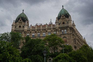 Budapeşte, Macaristan: Özgürlük meydanında güzel bir bina. Gökyüzüne karşı cephe parçası.