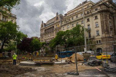 Budapeşte, Macaristan: Özgürlük meydanında güzel bir bina. Gökyüzüne karşı cephe parçası.